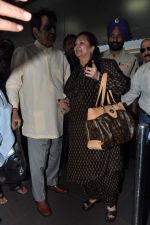 Dilip Kumar with Saira Banu leaves for Hajj in Mumbai Airport on 2nd Jan 2013 (10).JPG